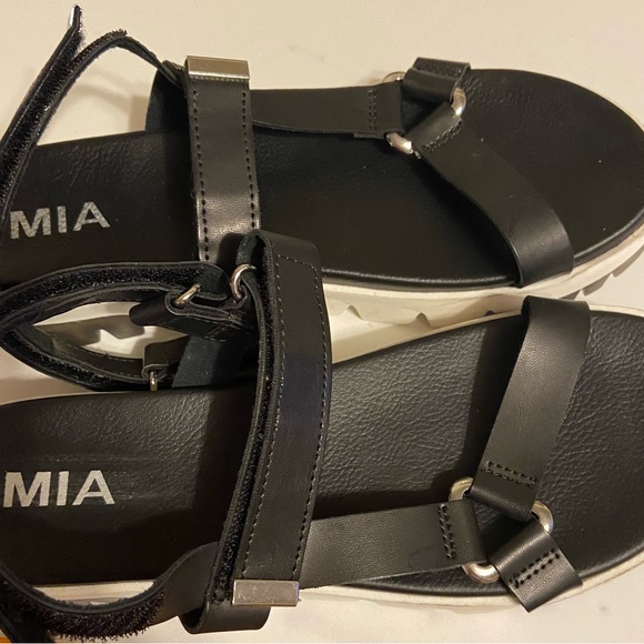 MIA - Picture 2 of 6